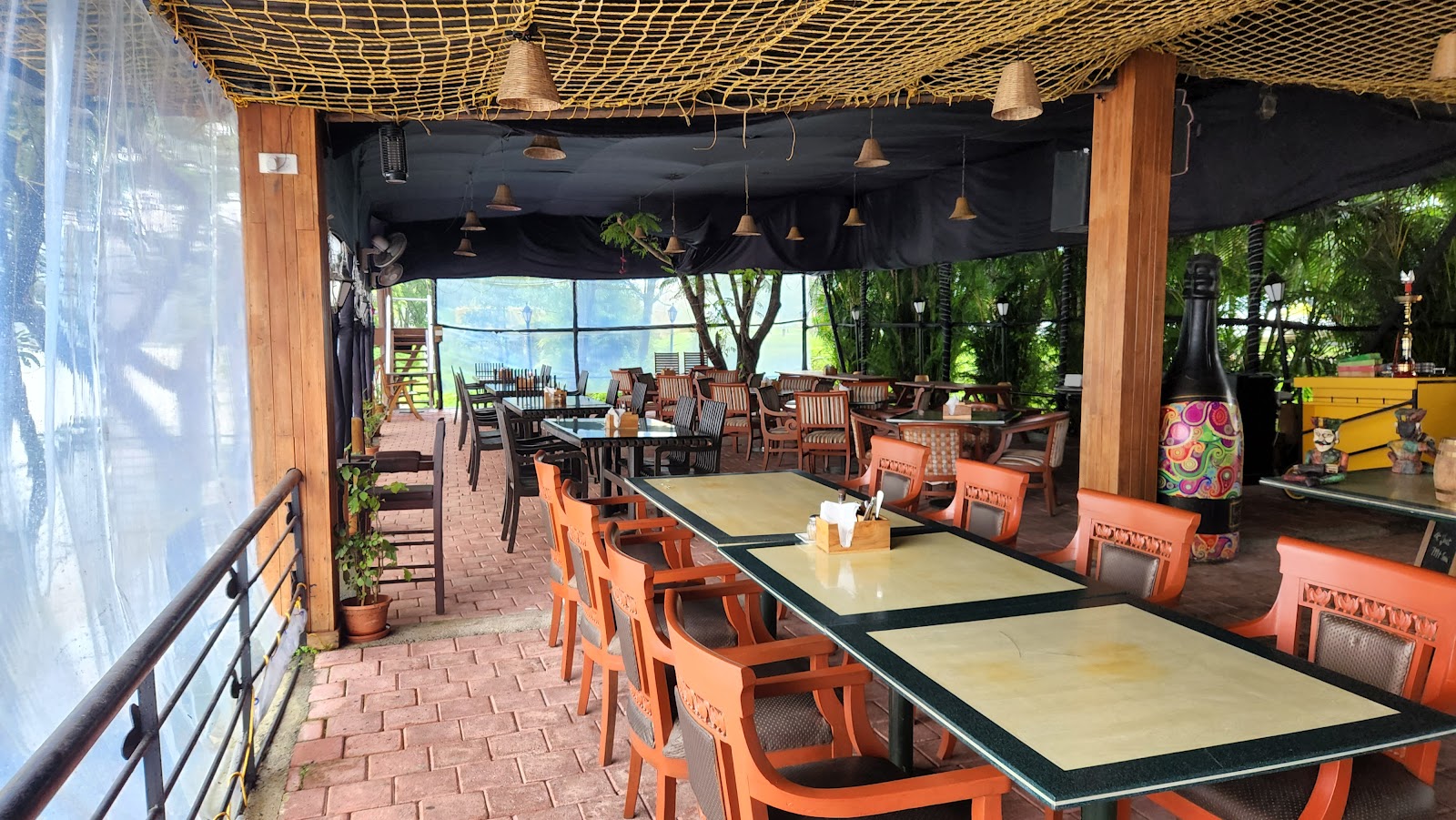 Lake front cafe
