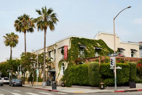 The Crescent Hotel Beverly Hills, Sonder