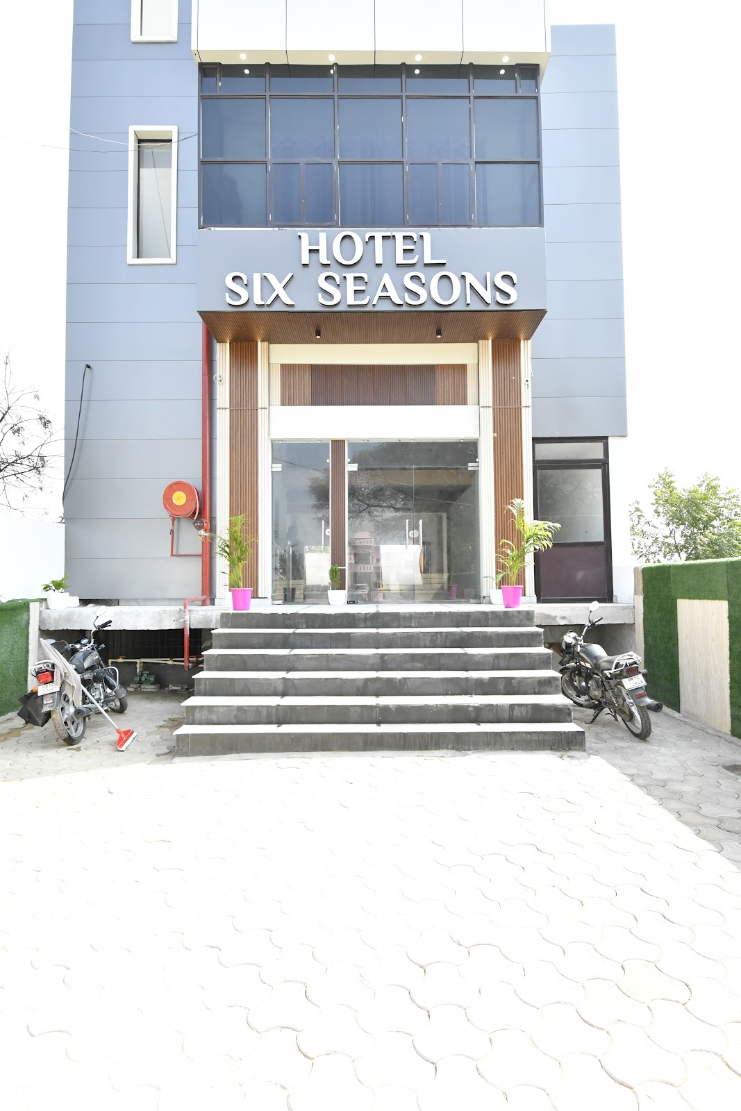Hotel Six Seasons & Banquet