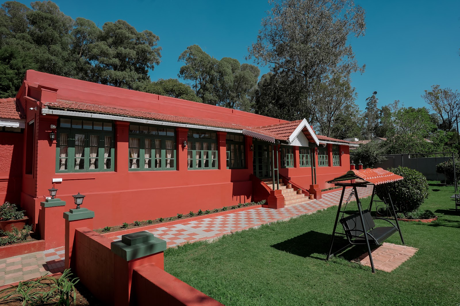 Lakefront Home Hotel