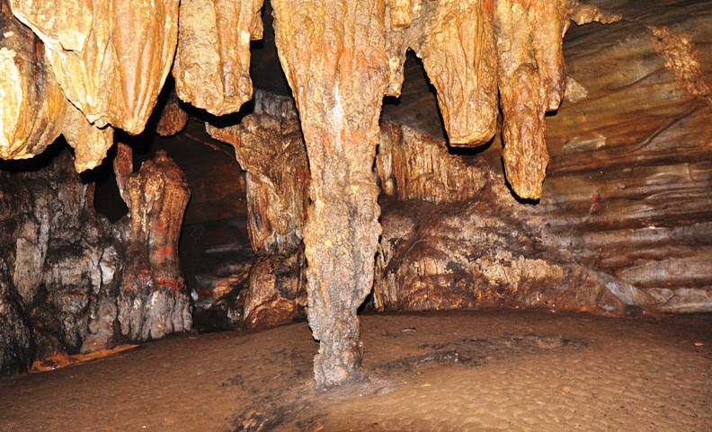 Kotumsar Cave