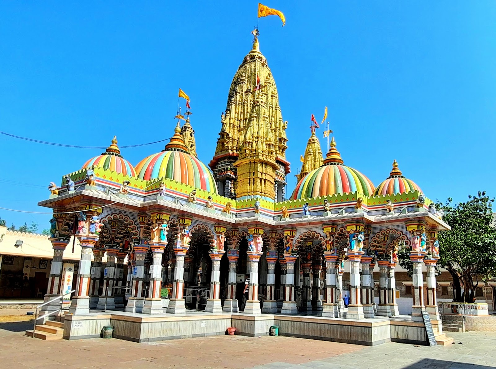 Shri Kashi Vishwanath Temple / Shantinath Mandir