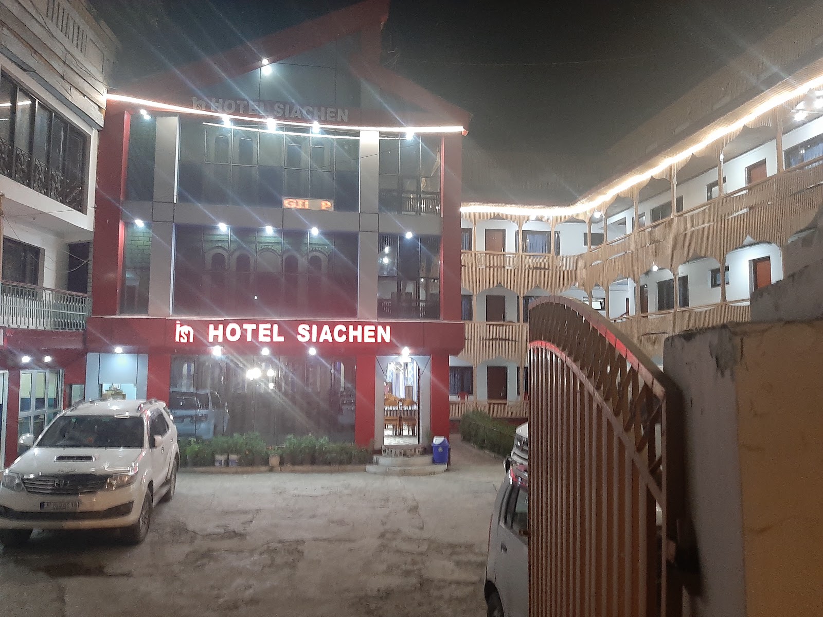 Hotel Siachen & Restaurant