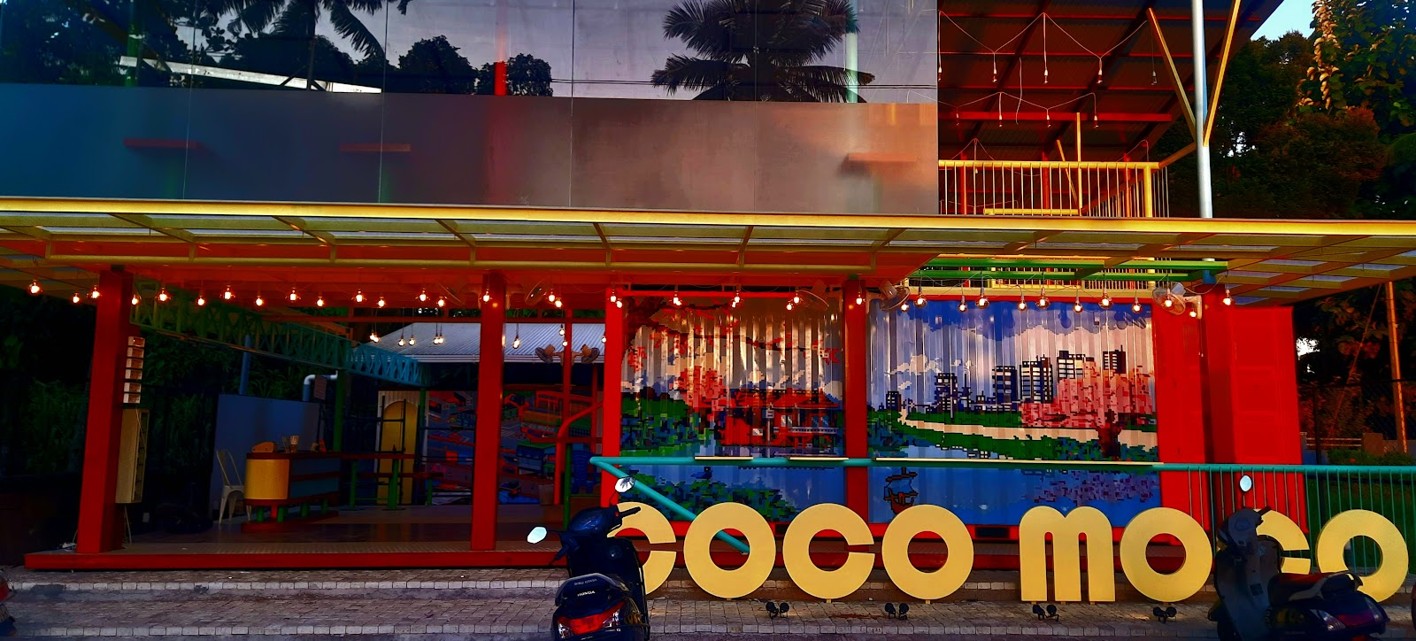 CoCo MoCo, Café