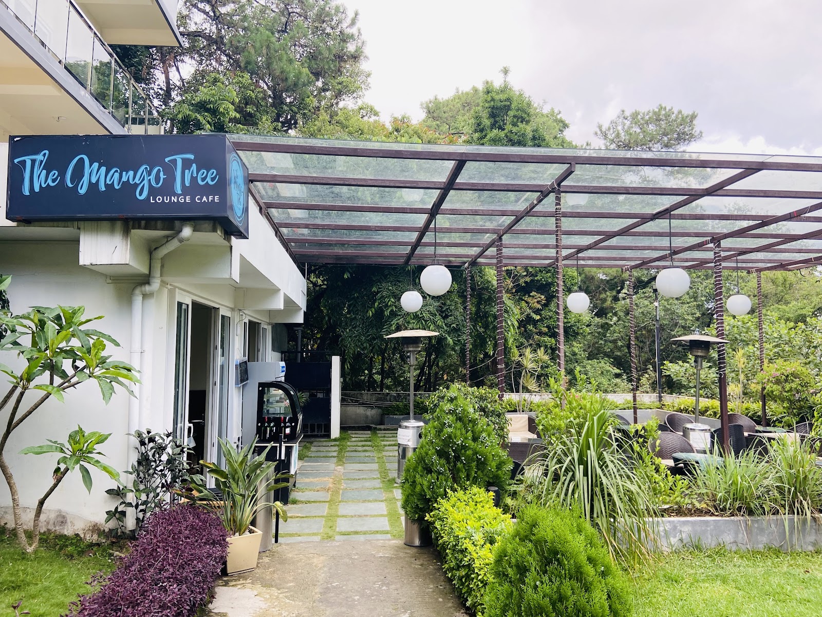 The mango tree lounge cafe