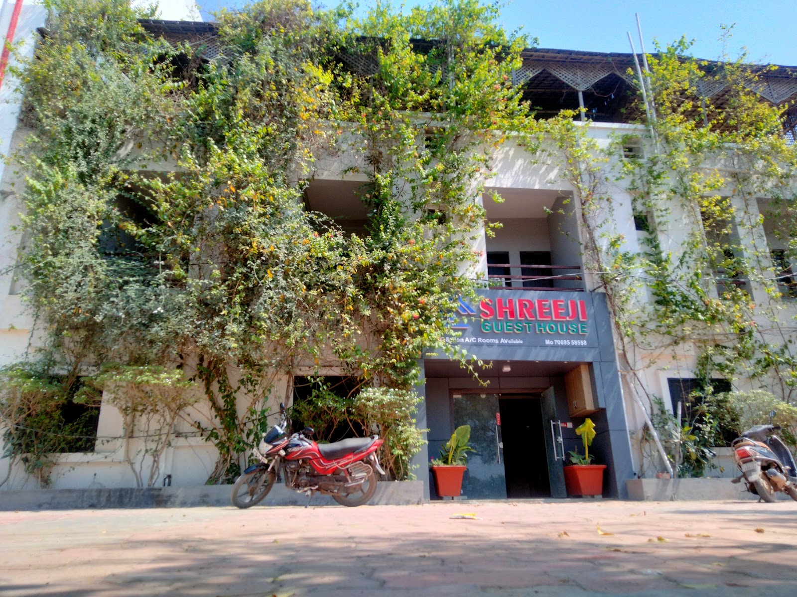 SHREEJI GUEST HOUSE & THE LAKE VIEW HOTEL
