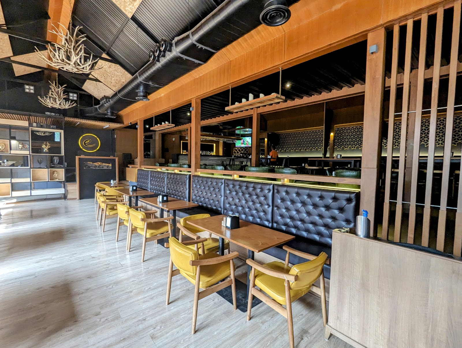 EVOLVE BISTROxMUSIC