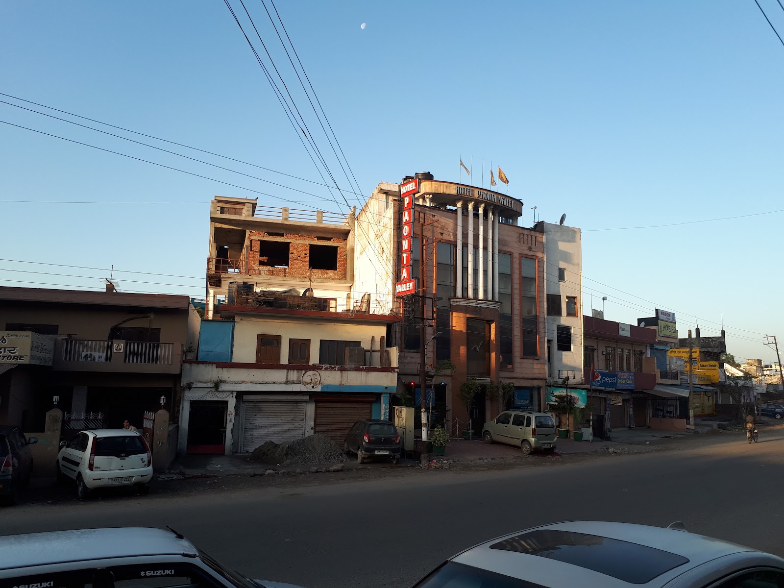 Hotel Paonta Valley