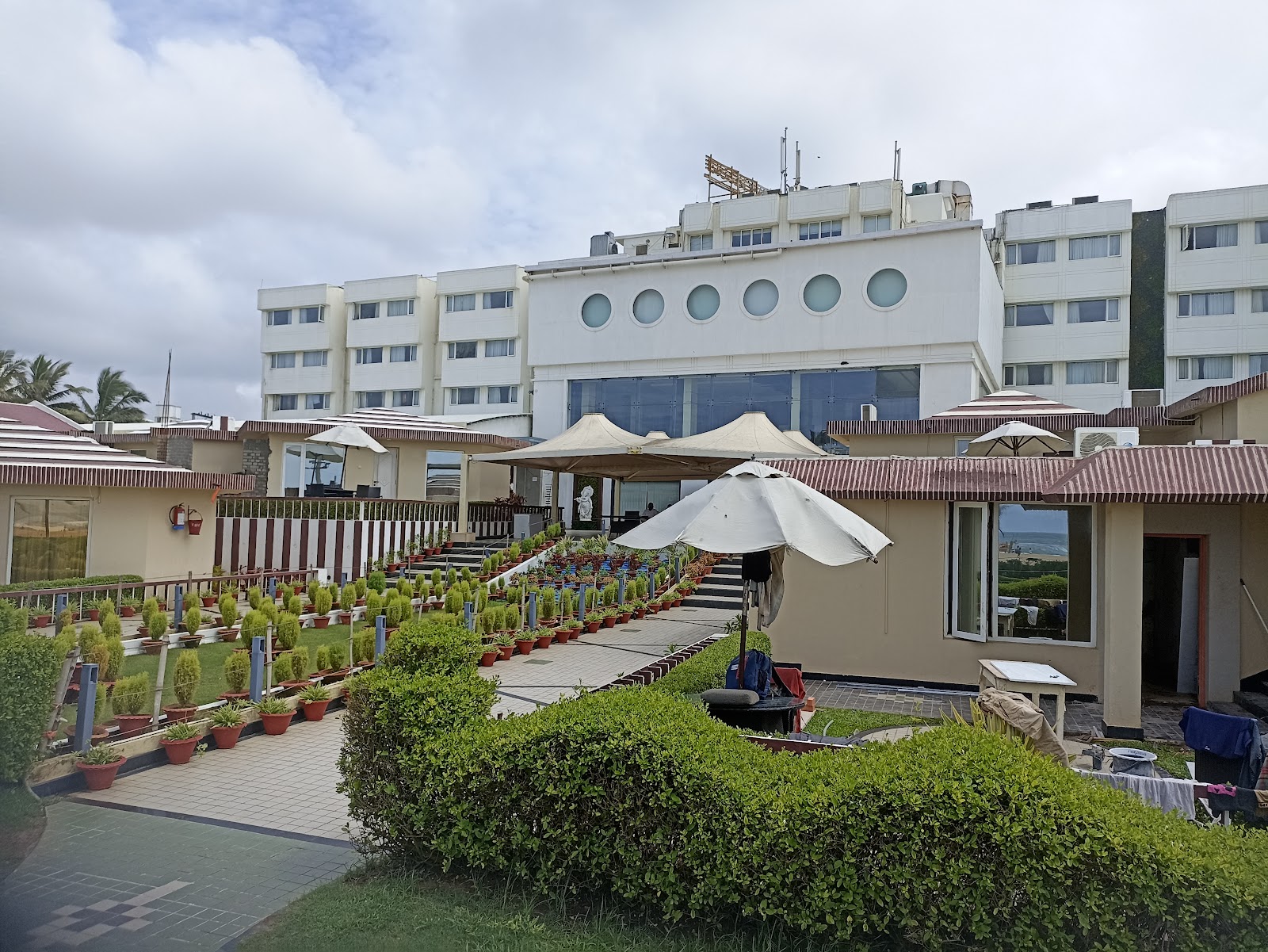 Hotel Holiday Resort,Call +06752 222440