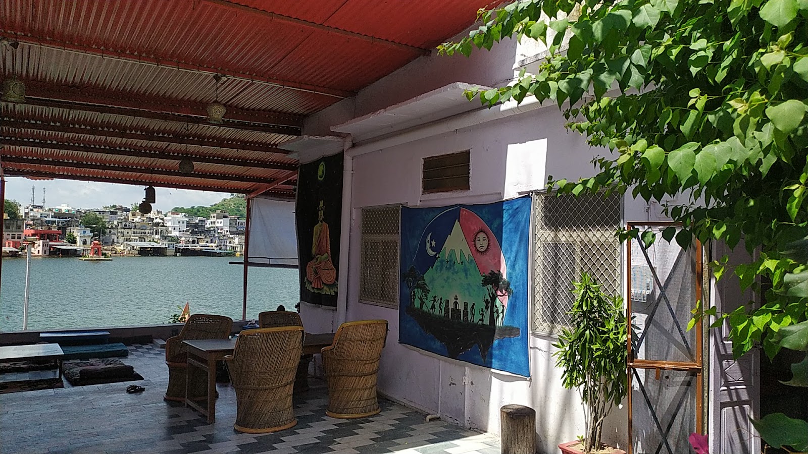 Doctor Alone Hostel & Cafe