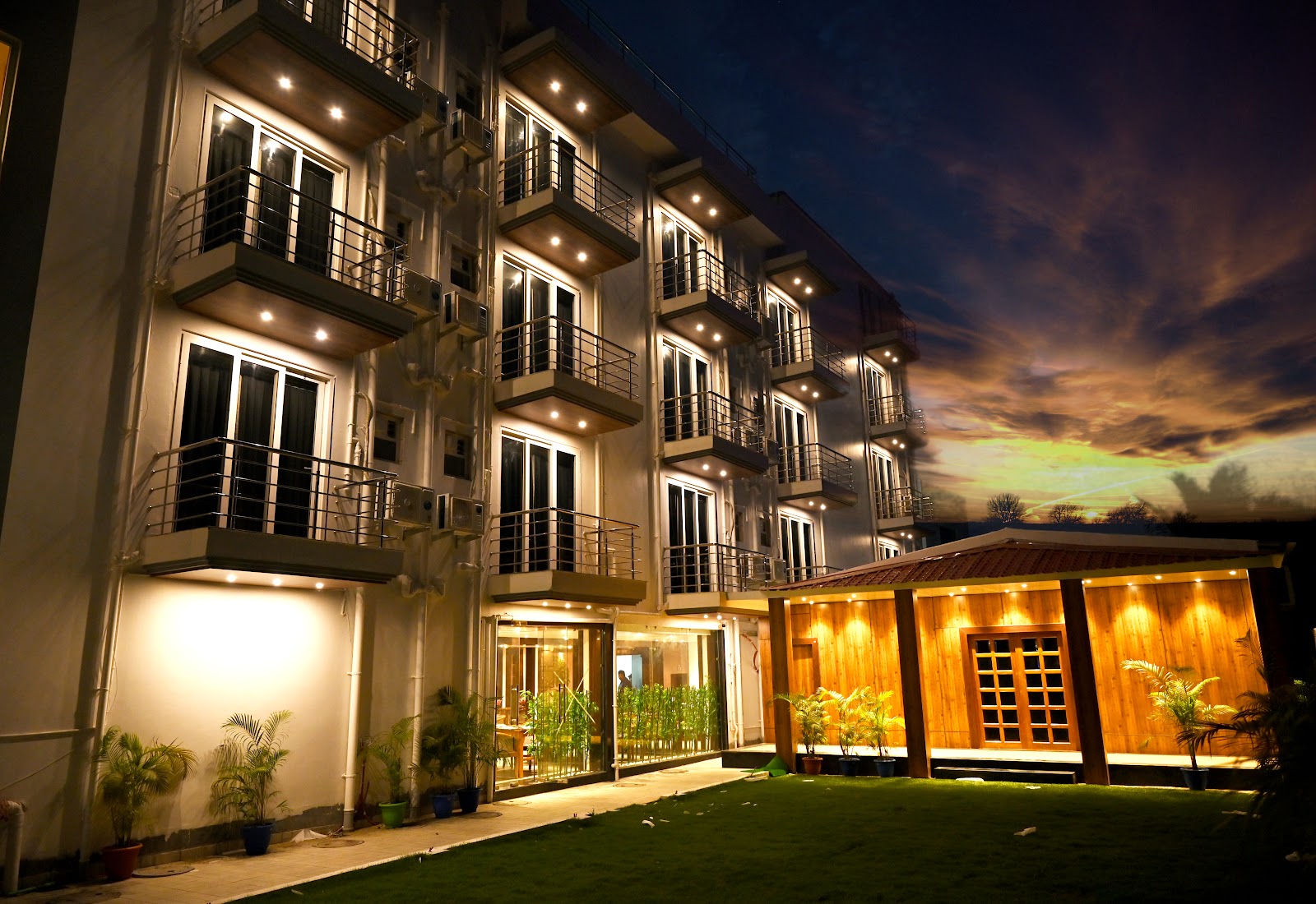 Blue Waves Hotel Tajpur