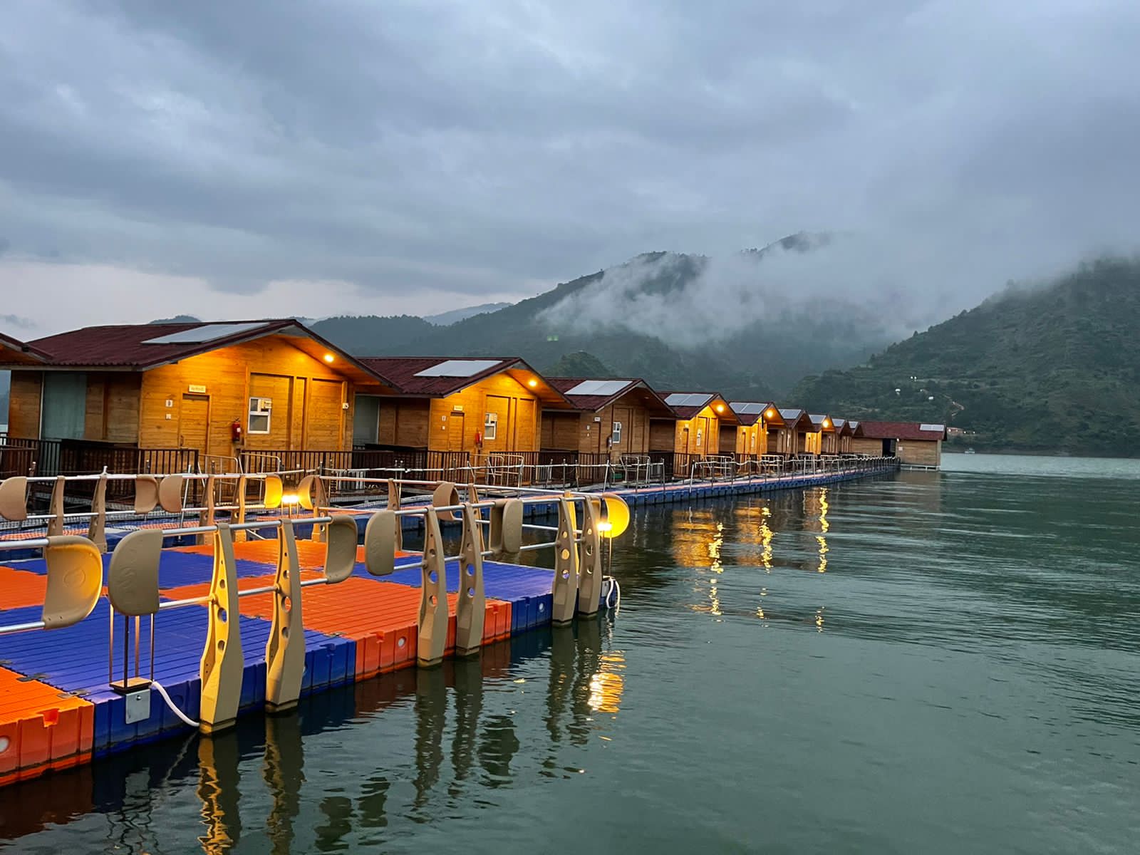 Le ROI, Floating Huts & Eco Rooms